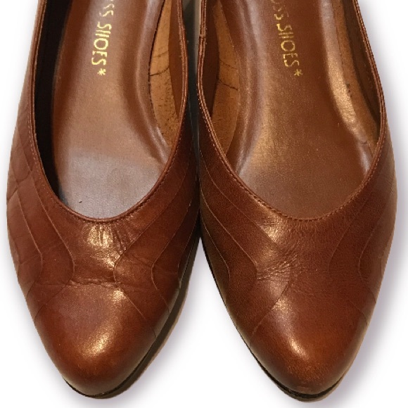 VTG RED CROSS LEATHER FLATS - Picture 2 of 13